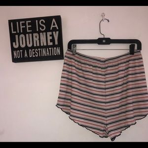 •Short casual pant •High rise •Streches